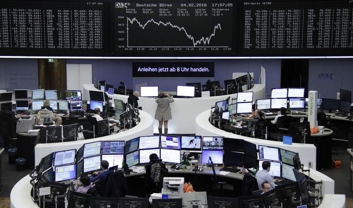 © Reuters. Las bolsas europeas caen tras datos débiles de la economía de EEUU 