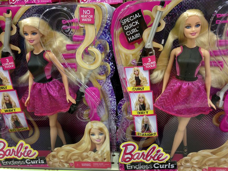 © Reuters. File photo of Barbie "Endless Curls" dolls in the toy department of a retail store in Encinitas, California