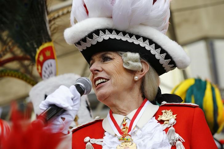 © Reuters. Prefeita de Colônia, Henriette Reker, participa do Carnaval da cidade 