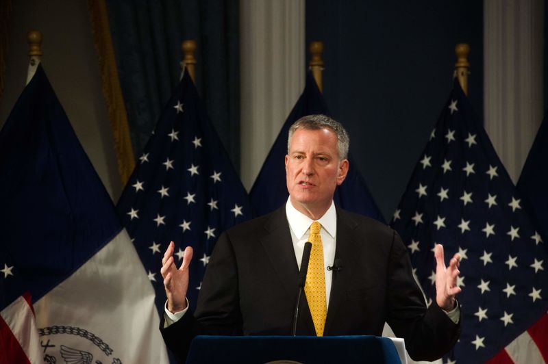 © Reuters. New York City Mayor Bill de Blasio  presents the fiscal year 2017 preliminary budget at City Hall in New York