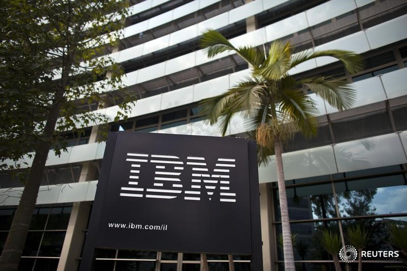 © Reuters. Logo da IBM é visto nos escritórios da empresa em Petah Tikva, Israel