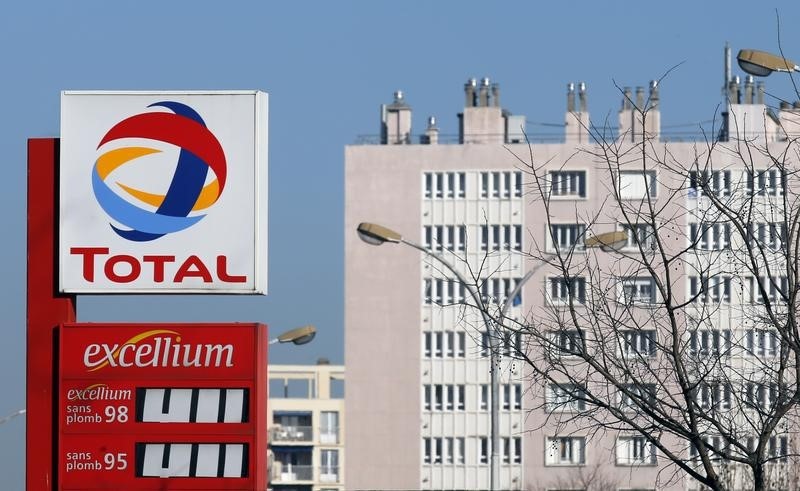 © Reuters. A logo is pictured at French oil and gas company Total gas station in Marseille