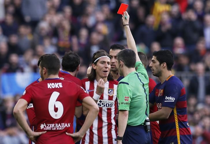 © Reuters. Filipe Luís recebe cartão vermelho em jogo do Atlético de Madri contra o Barcelona 