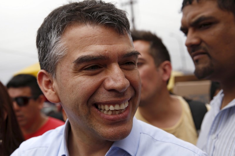 © Reuters. Peruvian presidential candidate Julio Guzman smiles during a rally at a market in the San Juan de Lurigancho district of Lima