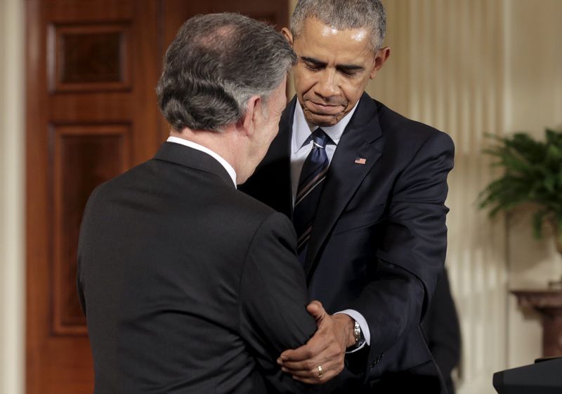 © Reuters. U.S. President Barack Obama shakes hands with President Juan Manuel Santos of Colombia during a reception in the East Room of the White House in Washington