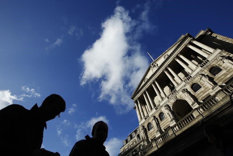 © Reuters. People pass the Bank of England in the City of London