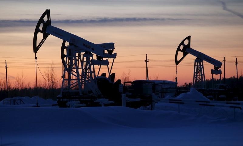 © Reuters. Pump jacks are seen at Lukoil company owned Imilorskoye oil field outside West Siberian city of Kogalym