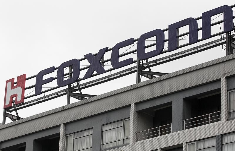 © Reuters. The logo of Foxconn, the trading name of Hon Hai Precision Industry, is seen on top of the company's headquarters in Tucheng, New Taipei city