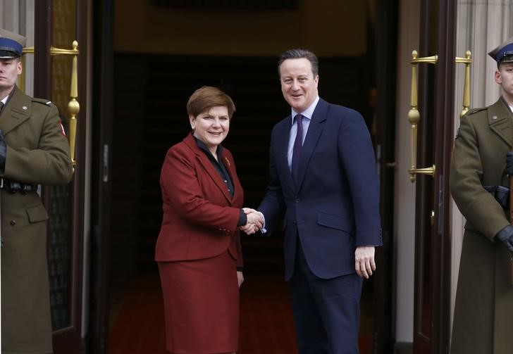 © Reuters. Polish Prime Minister Szydlo welcomes her British counterpart Cameron in Warsaw