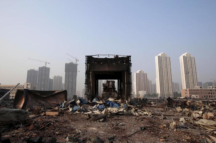 © Reuters. A damaged building is seen among debris at the site of Wednesday night's explosions in Binhai new district of Tianjin
