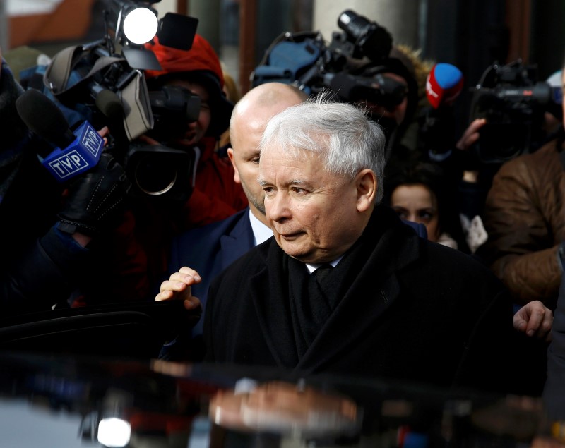 © Reuters. PiS party leader Kaczynski speaks to media after meeting with Britain's Prime Minister Cameron in Warsaw