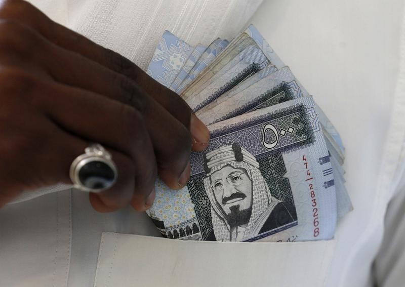 © Reuters. تخفيض قيمة العملة السعودية يحمل مخاطر سياسية كبيرة