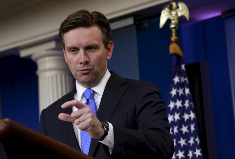 © Reuters. White House Press Secretary Josh Earnest speaks during a briefing 