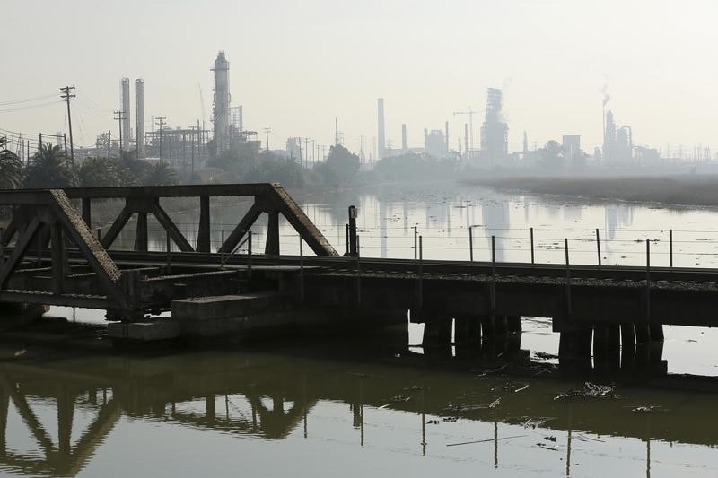 © Reuters. A view of the Tesoro refinery in Martinez