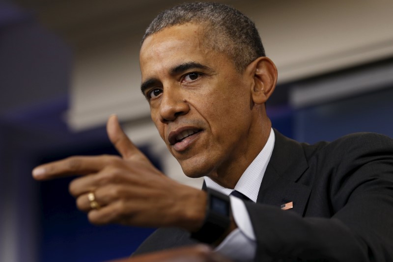 © Reuters. U.S. President Obama answers a reporter's question after delivering a statement on the economy in the press briefing room at the White House in Washington