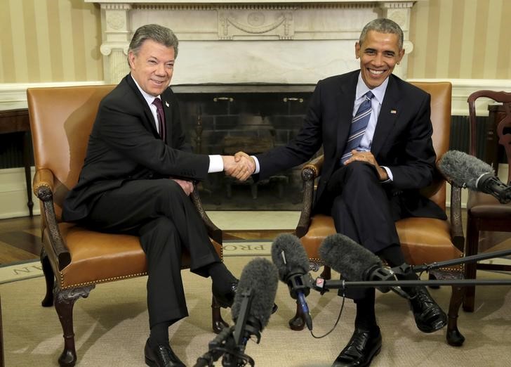 © Reuters. U.S. President Barack Obama shakes hands during a bilateral meeting with Colombia's President Juan Manuel Santos in the Oval Office of the White House in Washington