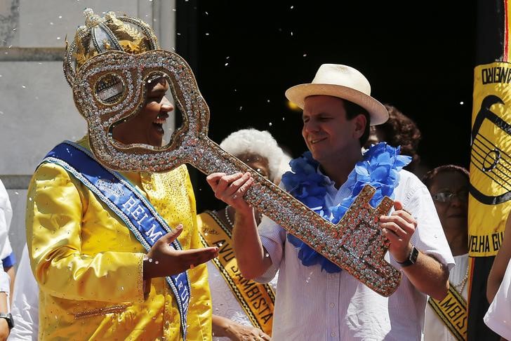 © Reuters. Paes em evento com o "Rei Momo" no Carnaval do Rio 