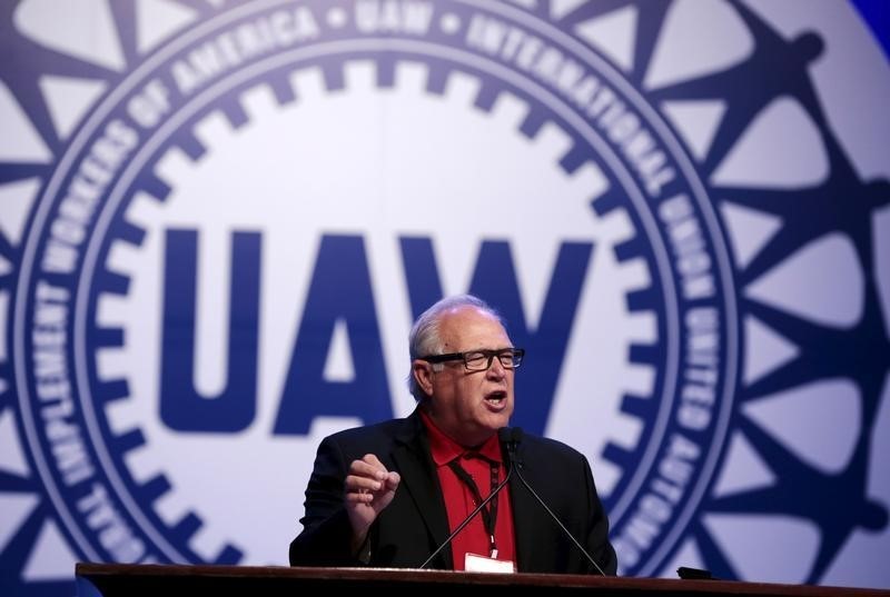 © Reuters. UAW President Dennis Williams addresses their Special Bargaining Convention held at COBO Hall in Detroit