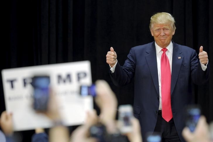 © Reuters. U.S. Republican presidential candidate Donald Trump gives two thumbs up as he takes the stage for a campaign rally in Portsmouth