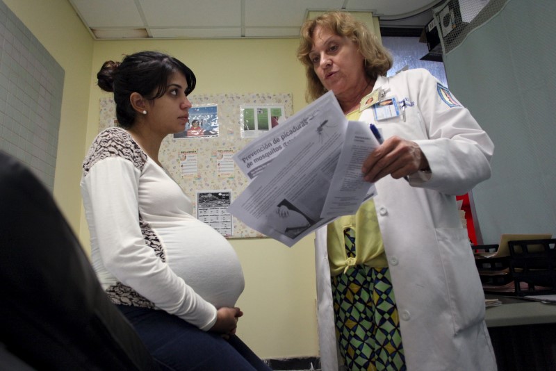 © Reuters. Nancy Trinidad ouve recomendações de médica em San Juan, Porto Rico