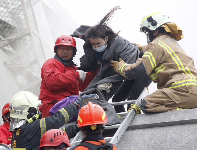 © Reuters. Al menos 8 muertos en terremoto en Taiwan en el derrumbe de bloque de apartamentos 