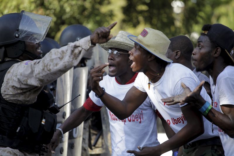 © Reuters. Manifestantes de Haití lapidan a ex combatiente mientras crisis política se agrava