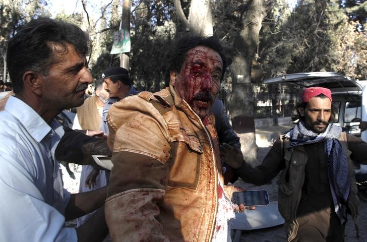 © Reuters. انتحاري يقتل 9 ويصيب 35 في هجوم بمدينة كويتا الباكستانية