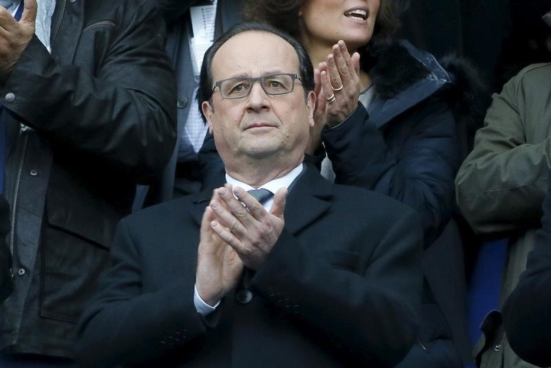 © Reuters. FRANÇOIS HOLLANDE DE RETOUR AU STADE DE FRANCE 