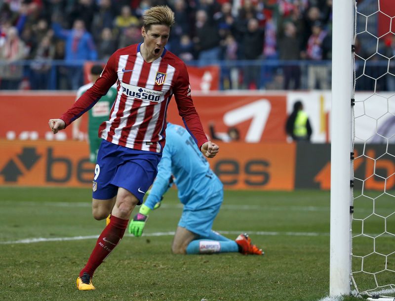 © Reuters. El Atlético remonta ante el Eibar y se agarra a la lucha por la liga