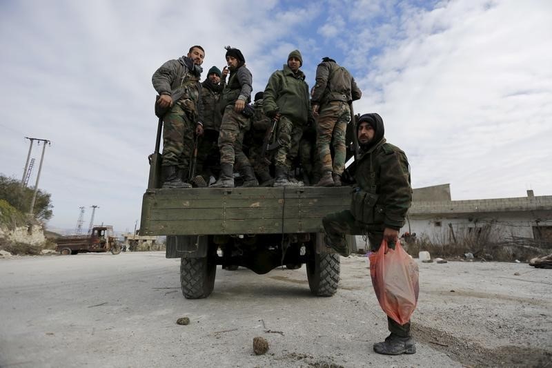 © Reuters. مصادر: القوات الحكومية تضيق الخناق على بلدتين جنوب غرب دمشق