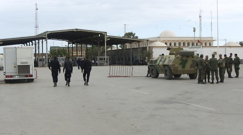 © Reuters. تونس تنتهي من بناء حاجز على حدود ليبيا وتستعد لوضع منظومة مراقبة الكترونية