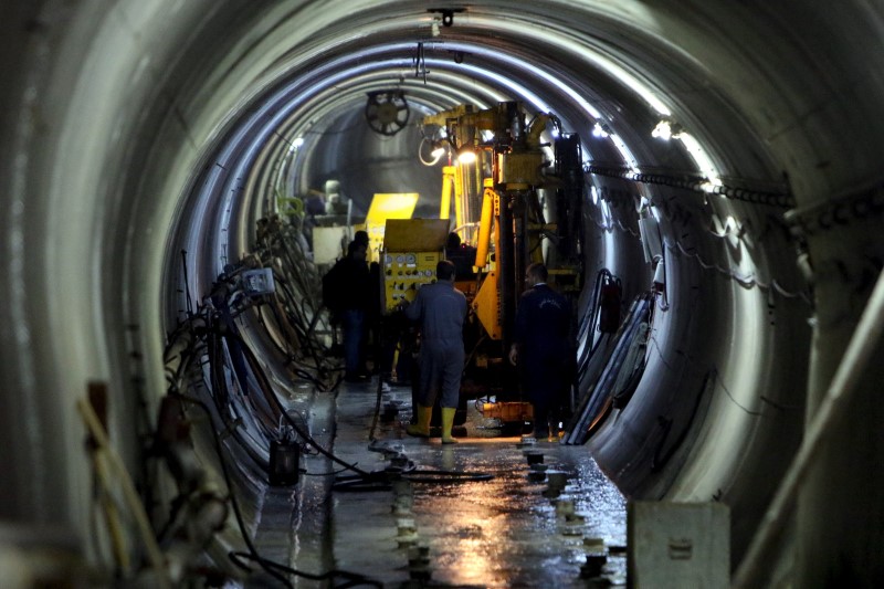 © Reuters. Employees work at strengthening the Mosul Dam