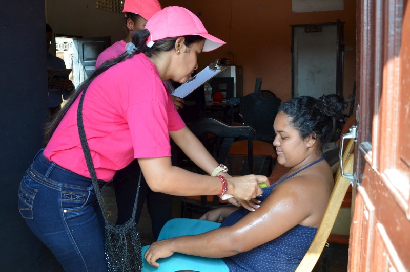 © Reuters. Una trabajadora sanitaria aplica repelente de mosquitos en el brazo de una embarazada, durante una campaña contra el virus de Zika en el Municipio de Soledad, cerca de Barranquilla, Colombia.