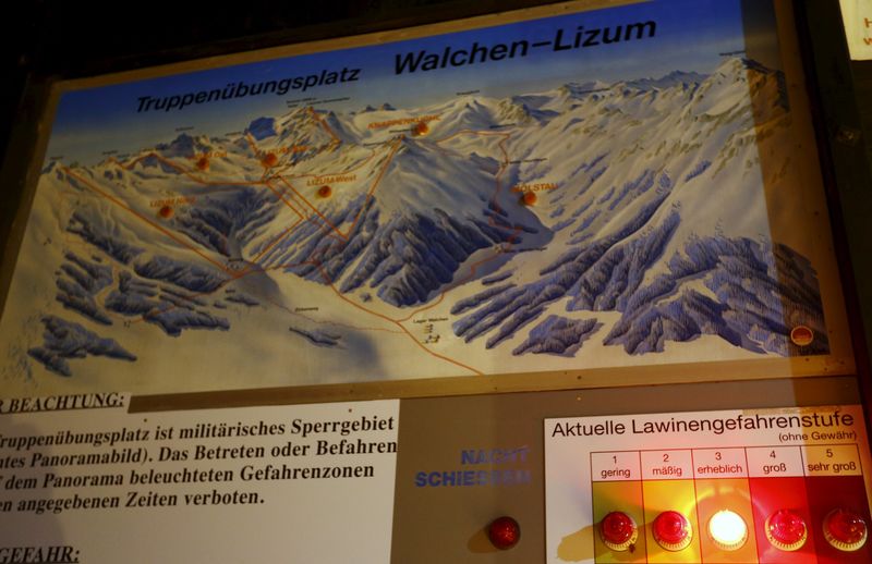 © Reuters. Una señal de advertencia de avalanchas en el valle de Wattental, en la región austriaca del Tirol.