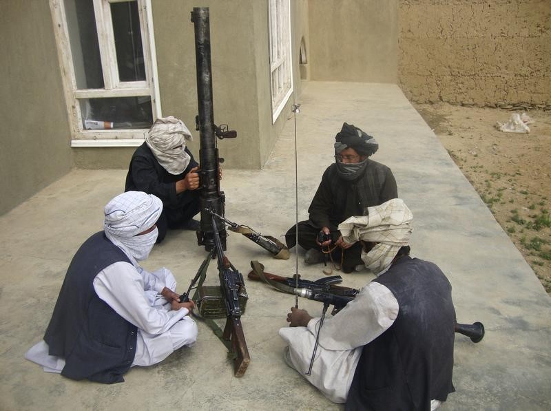 © Reuters. Combatientes talibanes posan con sus armas en un complejo de un lugar sin especificar del sur de Afganistán.