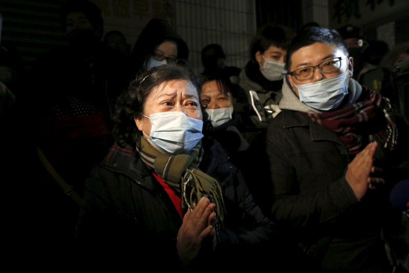 © Reuters. مسؤول:أكثر من 130 شخصا مازالوا محاصرين تحت أنقاض برج سكني انهار في زلزال تايوان