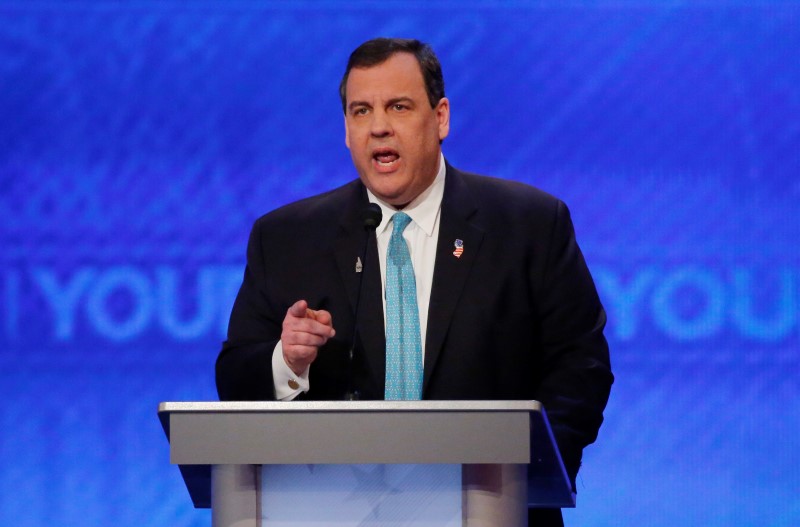 © Reuters. Republican U.S. presidential candidate and Governor Chris Christie speaks during the Republican U.S. presidential candidates debate sponsored by ABC News at Saint Anselm College in Manchester