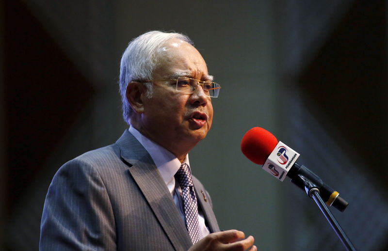 © Reuters. Malaysia's Prime Minister Najib Razak announces revisions to the fiscal budget in Putrajaya