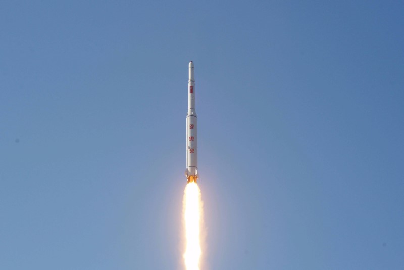 © Reuters. كوريا الشمالية تطلق صاروخا بعيد المدى وتغضب جيرانها وأمريكا