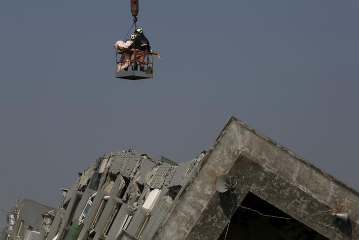 © Reuters. Rescatan a supervivientes en Taiwán, 120 personas siguen bajo los escombros