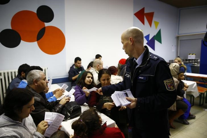 © Reuters. بالطهي والرياضة وقطف التفاح .. بعض الألمان يفتحون أذرعهم للاجئين