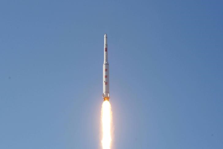 © Reuters. A North Korean long-range rocket is launched into the air at the Sohae rocket launch site in this undated photo released by North Korea's Korean Central News Agency (KCNA) in Pyongyang