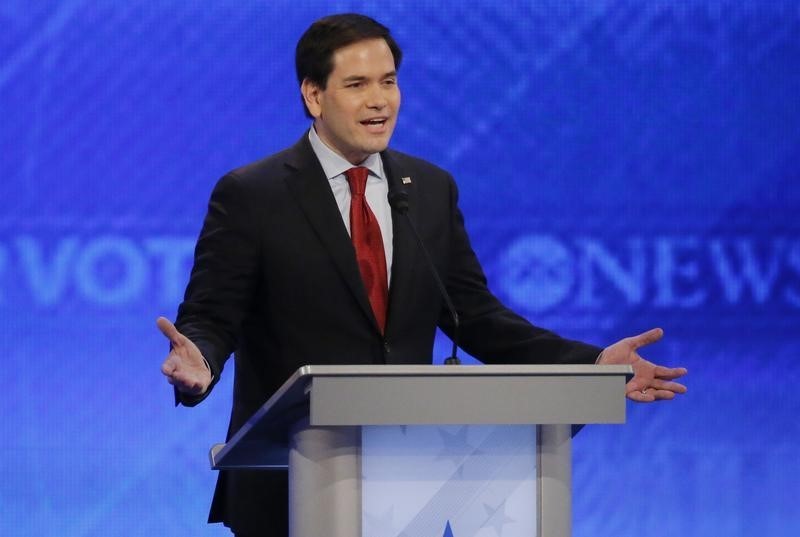 © Reuters. Marco Rubio flojea en debate presidencial y ofrece esperanza a sus rivales republicanos