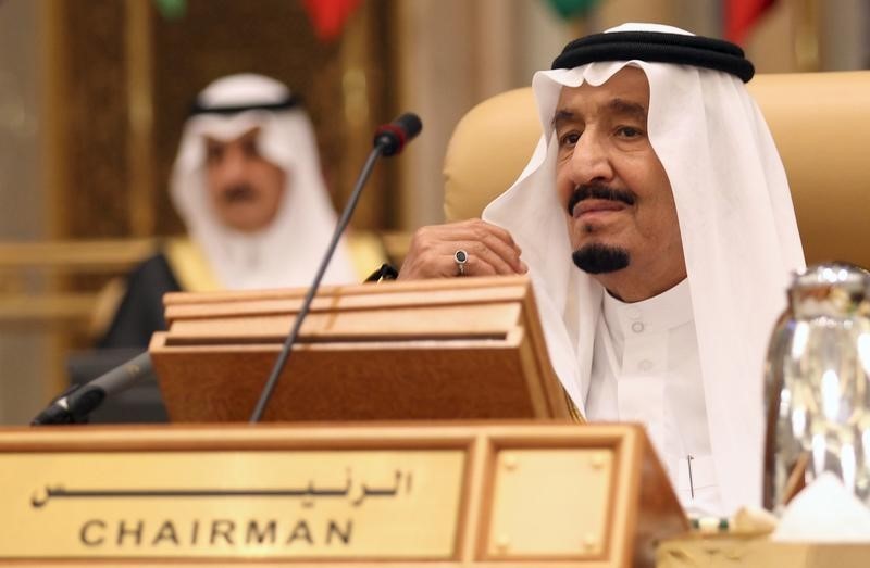 © Reuters. ملك السعودية يدعو الدول الأخرى إلى عدم التدخل في شؤون بلاده