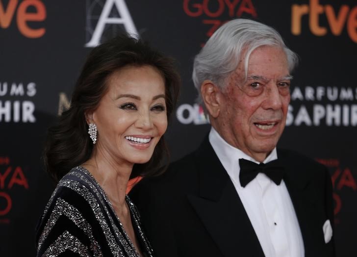 © Reuters. Famosos y políticos acaparan la atención mediática en la gala de los Goya
