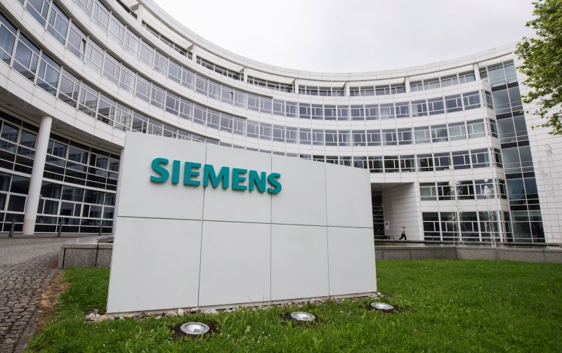© Reuters. A Siemens logo is pictured on an office building of Siemens AG in Munich