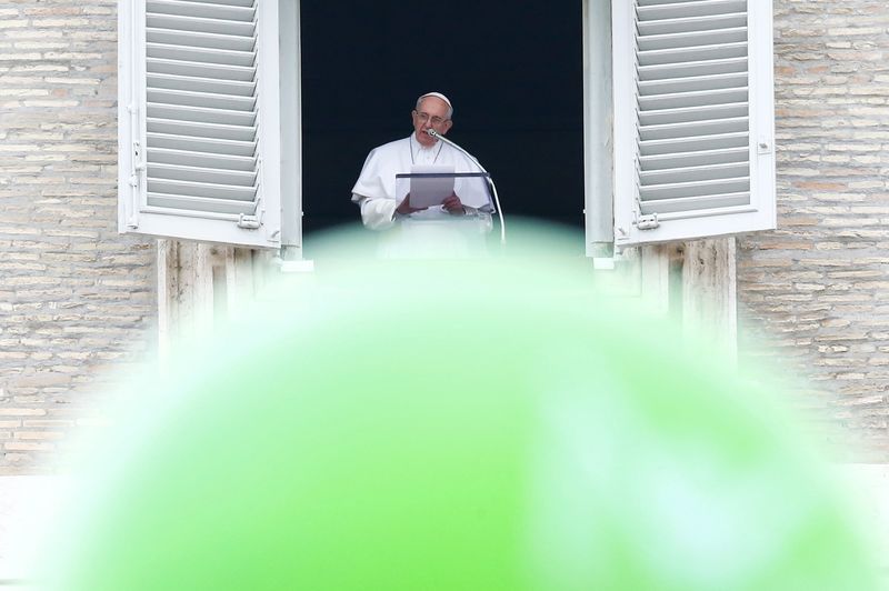 © Reuters. Pope Francis leads the Angelus prayer in Saint Peter's Square at the Vatican