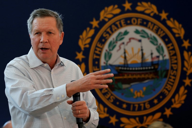 © Reuters. U.S. Republican presidential candidate John Kasich speaks to voters during a campaign town hall in Nashua