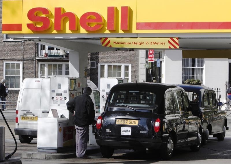 © Reuters. A taxi driver re-fuels his taxi at a Shell petrol station in London