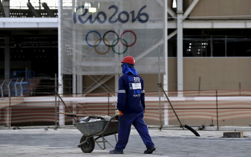 © Reuters. A worker walks in front of the Olympic aquatic venue for the Rio 2016 Olympic Games during the third media briefing for the Games in Rio de Janeiro